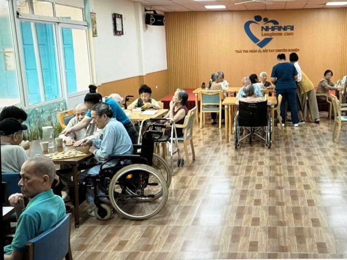 Tổ chức các câu lạc bộ cờ tướng, đọc sách cho người cao tuổi tại Trung tâm chăm sóc người cao tuổi Nhân Ái, Hà Nội. (Ảnh: MINH HUỆ)