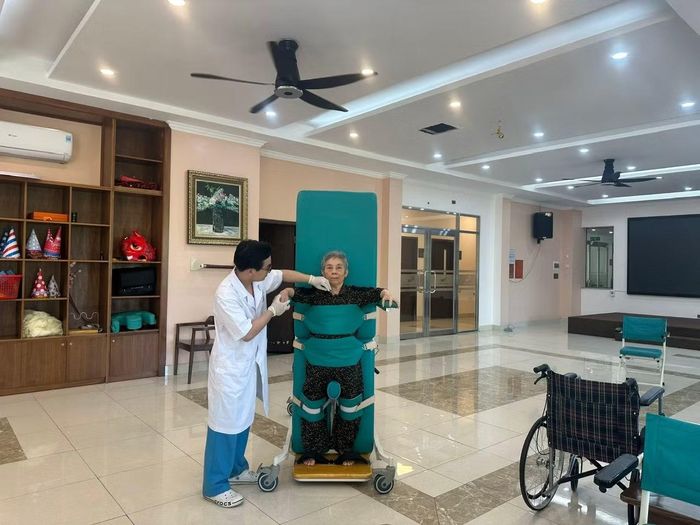 Tập phục hồi chức năng cho người cao tuổi tại Viện điều trị nghỉ dưỡng FDC. (Ảnh: MINH HUỆ)