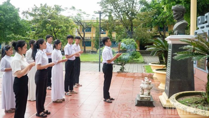 Học sinh Trường trung học phổ thông Huỳnh Thúc Kháng tại xã Thạnh Bình dâng hương tưởng nhớ tại Nhà lưu niệm cụ Huỳnh Thúc Kháng. (Ảnh: ANH ĐÀO)