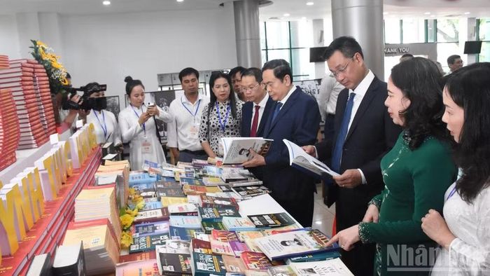 Các đại biểu tham quan không gian trưng bày, triển lãm sách và tư liệu về cụ Huỳnh Thúc Kháng. (Ảnh: ANH ĐÀO)