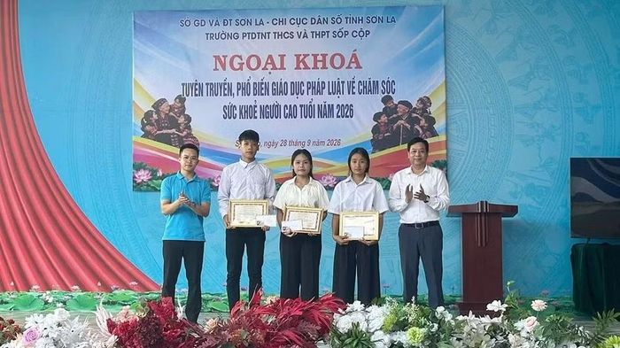 Lãnh đạo Chi cục Dân số tỉnh Sơn La trao giải cho các đội thi xuất sắc tại chương trình ngoại khóa tuyên truyền, phổ biến giáo dục pháp luật về chăm sóc sức khỏe người cao tuổi xã Sốp Cộp. (Ảnh: QUỐC TUẤN)
