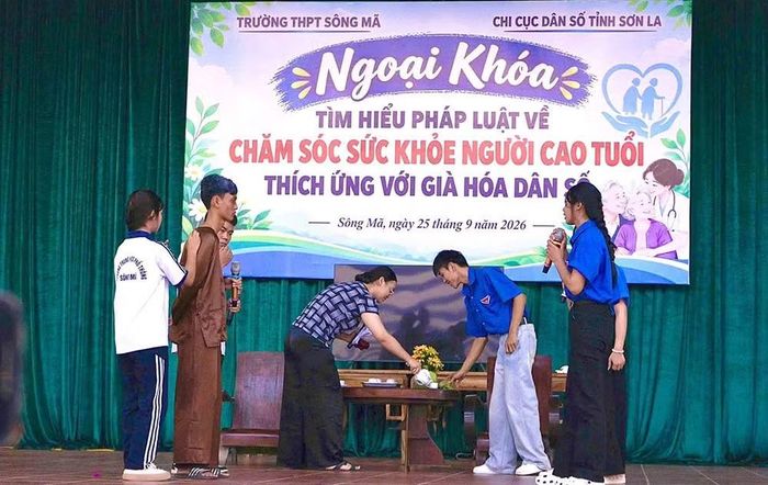 Chi cục Dân số tỉnh phối hợp Trường trung học phổ thông Sông Mã tổ chức ngoại khóa tìm hiểu pháp luật về chăm sóc người cao tuổi thích ứng với già hóa dân số. (Ảnh: QUỐC TUẤN)