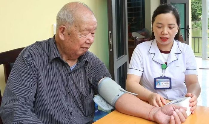 Cán bộ Trạm Y tế phường Chiềng An, tỉnh Sơn La thường xuyên tổ chức khám sức khỏe cho người cao tuổi tại các bản. (Ảnh: QUỐC TUẤN)