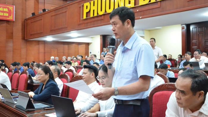 Cử tri nêu ý kiến tại buổi tiếp xúc. (Ảnh: TUẤN SƠN)