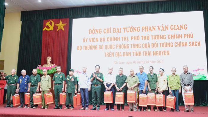 Đại tướng Phan Văn Giang, Ủy viên Bộ Chính trị, Phó Thủ tướng Chính phủ, Bộ trưởng Quốc phòng tặng quà cho các gia đình chính sách. (Ảnh: TUẤN SƠN)