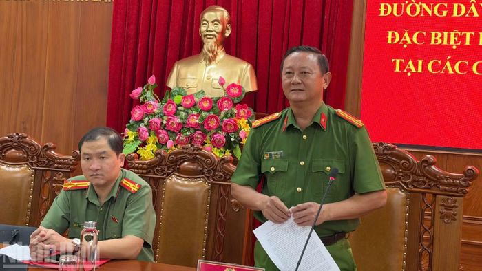Đại tá Võ Duy Tuấn, Phó Giám đốc Công an tỉnh Đắk Lắk, Thủ trưởng Cơ quan cảnh sát điều tra Công an tỉnh chủ trì buổi họp báo. (Ảnh: CÔNG LÝ)