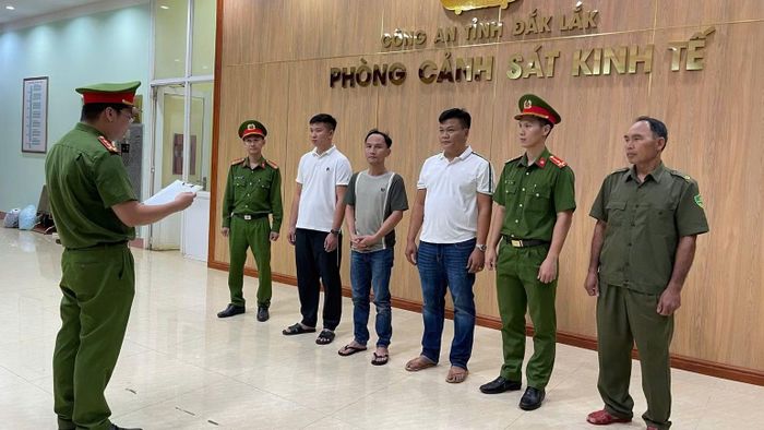Các đối tượng trong đường dây sản xuất, buôn bán phân bón giả bị Công an tỉnh Đắk Lắk bắt giữ, điều tra. (Ảnh: CTV)