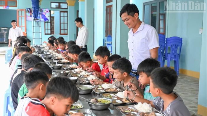 Những bữa cơm ấm áp của các em học sinh Trường phổ thông dân tộc bán trú tiểu học Nga My, xã Nga My, Nghệ An trong những ngày mưa lũ.