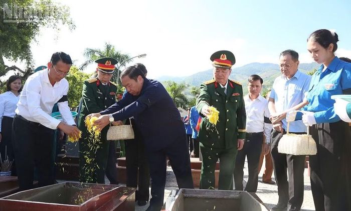 Tỉnh Sơn La đã tổ chức trang trọng lễ viếng và truy điệu, an táng 2 liệt sĩ. (Ảnh: PHAN THẢO)