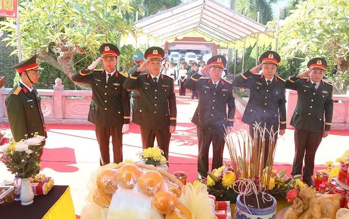 Các đại biểu thắp hương tại lễ viếng và truy điệu, an táng 2 liệt sĩ tại Nghĩa trang Liệt sĩ xã Sông Mã, tỉnh Sơn La. (Ảnh: PHAN THẢO)