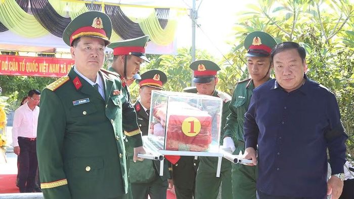 Lễ truy điệu và an táng hài cốt 2 liệt sĩ tại Nghĩa trang Liệt sĩ xã Sông Mã, tỉnh Sơn La. (Ảnh: PHAN THẢO)