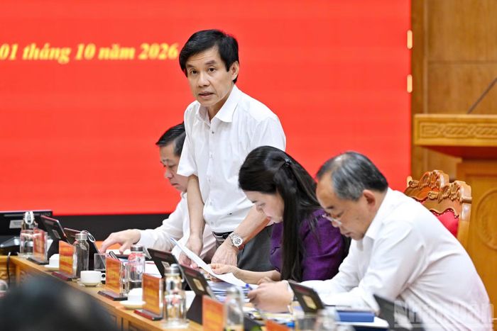 Đồng chí Nguyễn Quang Trường báo cáo kết quả công tác kiểm tra, giám sát 9 tháng đầu năm. (Ảnh: THỦY NGUYÊN)