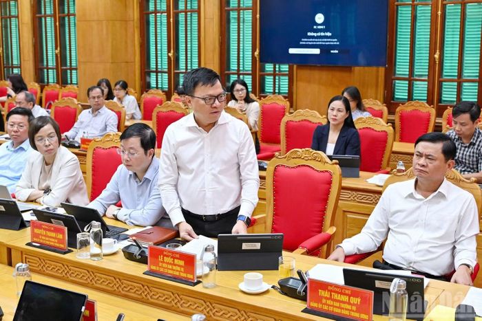 Tổng Biên tập Báo Nhân Dân Lê Quốc Minh phát biểu ý kiến về triển khai thực hiện nhiệm vụ tuyên truyền xây dựng Đảng và kết quả xây dựng phần mềm quản lý công việc. (Ảnh: THỦY NGUYÊN)
