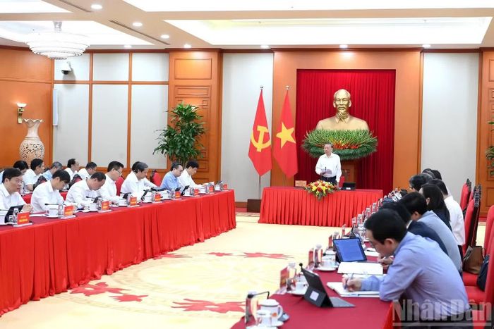 Tổng Bí thư, Chủ tịch nước Tô Lâm làm việc với Ban Chính sách, chiến lược Trung ương về phát huy sức mạnh tổng hợp của đội ngũ cán bộ các viện Hàn lâm, viện nghiên cứu trong tham mưu chiến lược. (Ảnh: ĐĂNG KHOA)