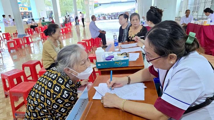 Lực lượng y tế Cà Mau tiếp nhận thông tin ban đầu để khám sàng lọc sức khỏe cho người cao tuổi sau lễ phát động. (Ảnh: HOÀN THÀNH)