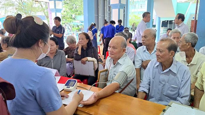 Đội ngũ y tế Cà Mau đo huyết áp cho các cụ cao tuổi trong đợt khám sàng lọc nhân tháng hành động vì sức khỏe người cao tuổi. (Ảnh: HOÀN THÀNH)