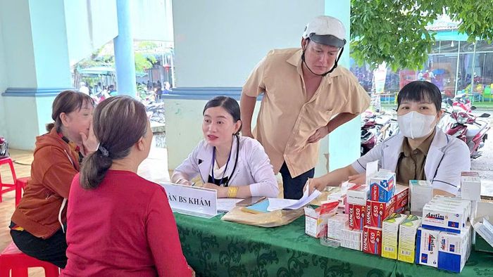 Hoạt động khám sàng lọc cho người cao tuổi ngay sau lễ phát động tại Cà Mau. (Ảnh: HOÀN THÀNH)