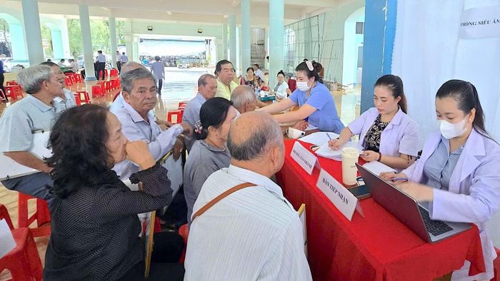 Hoạt động khám sàng lọc cho người cao tuổi ngay sau lễ phát động tại Cà Mau. (Ảnh: HOÀN THÀNH)