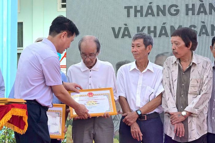 Tặng quà mừng thọ người cao tuổi nhân lễ phát động Tháng hành động vì người cao tuổi Việt Nam năm 2026 tại Cà Mau. (Ảnh: HOÀN THÀNH)