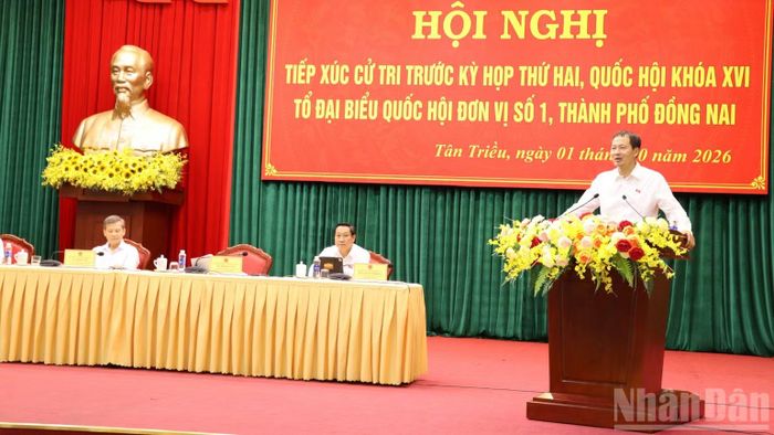 Đồng chí Vũ Hồng Văn, Ủy viên Trung ương Đảng, Bí thư Thành ủy, Trưởng Đoàn đại biểu Quốc hội thành phố Đồng Nai phát biểu tại buổi tiếp xúc cử tri.