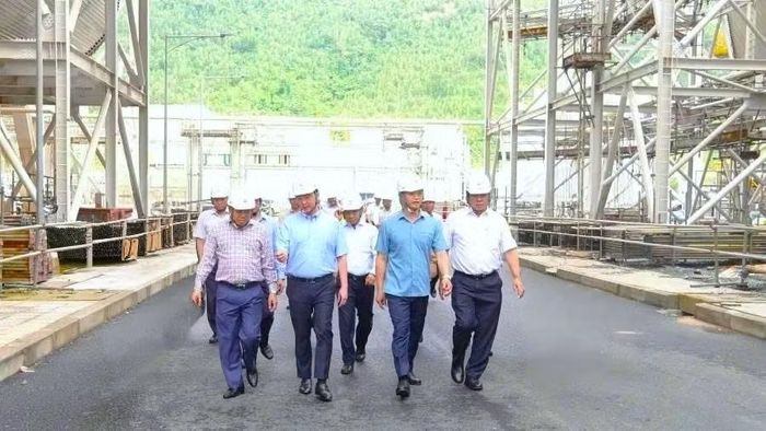 Các đồng chí lãnh đạo chủ chốt tỉnh Quảng Trị và Tập đoàn Điện lực Việt Nam kiểm tra tiến độ Nhà máy nhiệt điện Quảng Trạch I. (Ảnh: HG)
