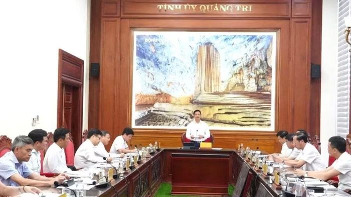 Ủy viên Trung ương Đảng, Bí thư Tỉnh ủy Quảng Trị Vương Quốc Tuấn phát biểu kết luận buổi làm việc về tình hình triển khai các dự án điện trên địa bàn. (Ảnh: HG)