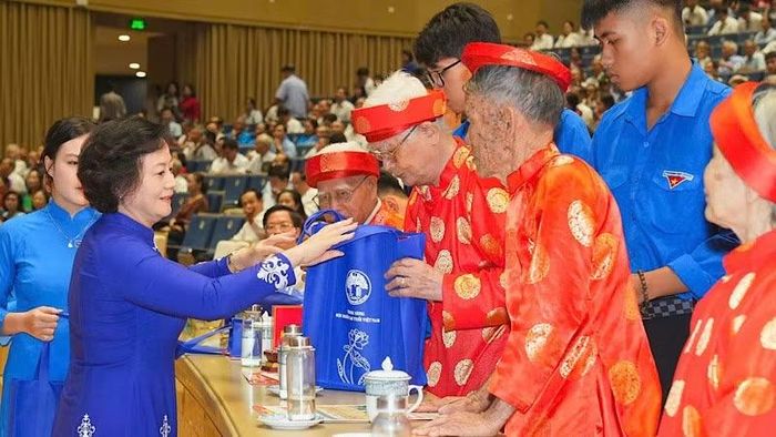 Phó Thủ tướng Phạm Thị Thanh Trà tặng quà người cao tuổi tiêu biểu từ 90 tuổi trở lên đang cư trú trên địa bàn thành phố Hải Phòng. (Ảnh: ĐÀM THANH)