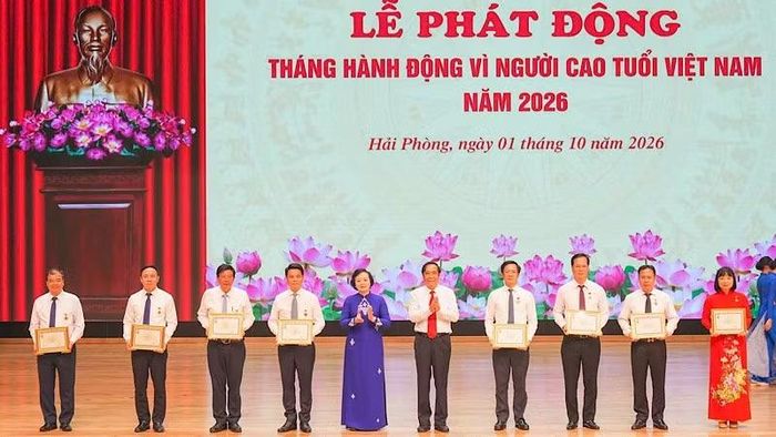 Phó Thủ tướng Phạm Thị Thanh Trà và lãnh đạo Hội Người cao tuổi Việt Nam trao kỷ niệm chương cho các cá nhân có nhiều đóng góp cho công tác chăm sóc, phát huy vai trò người cao tuổi. (Ảnh: ĐÀM THANH)