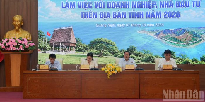 Lãnh đạo Ủy ban nhân dân tỉnh Quảng Ngãi chủ trì buổi làm việc với doanh nghiệp, nhà đầu tư. (Ảnh: HIỂN CỪ)