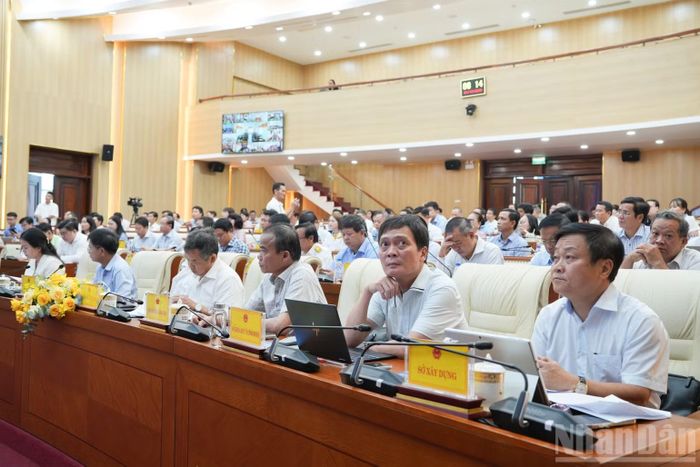 Các đại biểu tham dự buổi làm việc. (Ảnh: HIỂN CỪ)