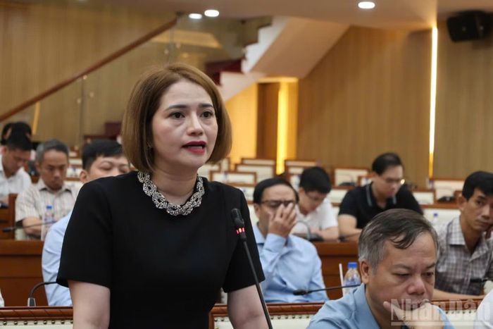 Lãnh đạo Công ty trách nhiệm hữu hạn một thành viên Bảo Trang kiến nghị tại buổi làm việc. (Ảnh: HIỂN CỪ)