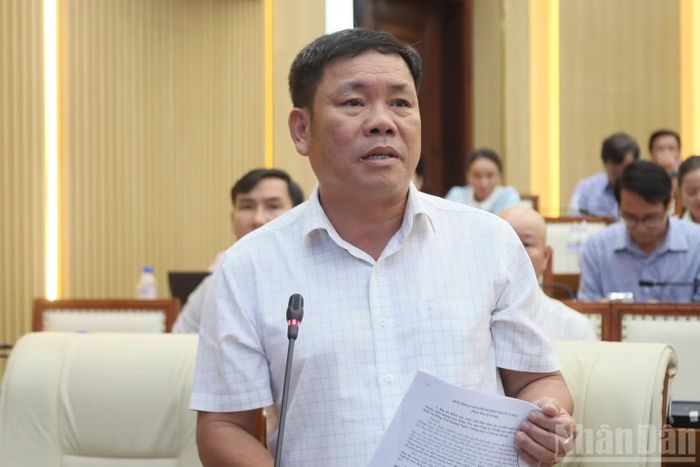 Giám đốc Sở Tài chính tỉnh Quảng Ngãi Nguyễn Văn Trọng trả lời các kiến nghị của doanh nghiệp, nhà đầu tư. (Ảnh: HIỂN CỪ)