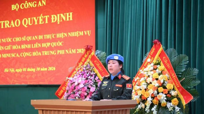 Thay mặt Tổ công tác, Đại úy Nguyễn Lan Anh phát biểu nhận nhiệm vụ. (Ảnh: Bộ Công an)