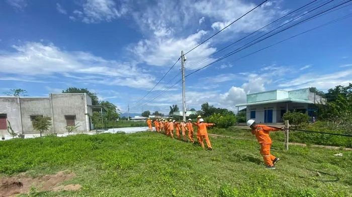 Ngành điện kéo lưới về vùng núi. (Ảnh: QUÝ NGỌC)