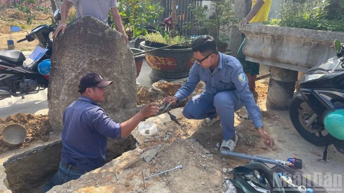 Đưa nước sạch đến nhiều nhà. (Ảnh: QUÝ NGỌC)