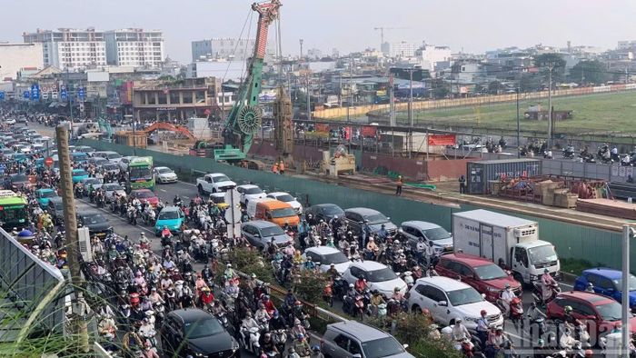 Thực hiện phân luồng, lượng phương tiện từ cửa ngõ tây bắc vào trung tâm Thành phố Hồ Chí Minh khá dày đặc. (Ảnh: VÕ LÊ)