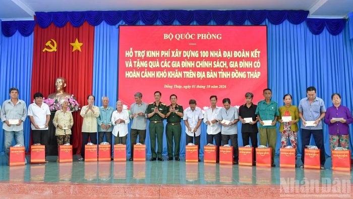 Các đại biểu tặng quà gia đình chính sách, gia đình có hoàn cảnh khó khăn trên địa bàn tỉnh Đồng Tháp. (Ảnh: CHÍ PHÚC)