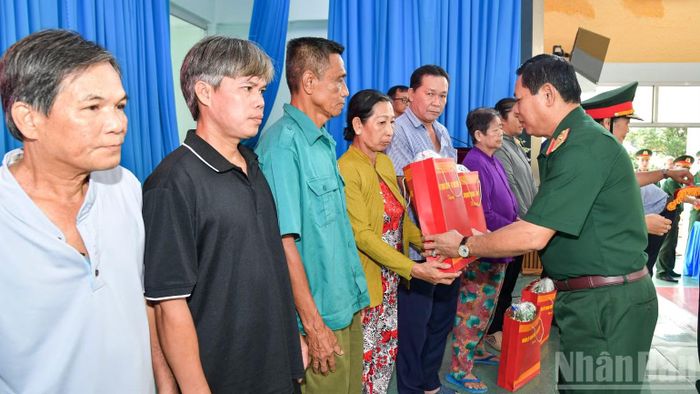 Tặng quà gia đình chính sách, gia đình có hoàn cảnh khó khăn trên địa bàn tỉnh Đồng Tháp. (Ảnh: CHÍ PHÚC)