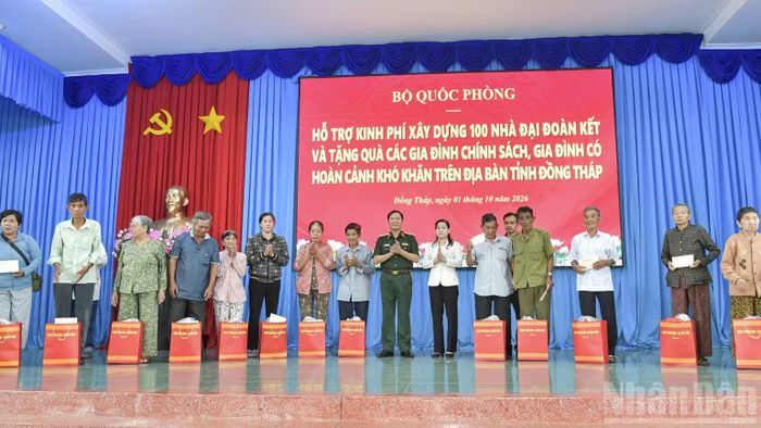 Các đại biểu tặng quà cho gia đình chính sách, gia đình có hoàn cảnh khó khăn trên địa bàn tỉnh Đồng Tháp. (Ảnh: CHÍ PHÚC)
