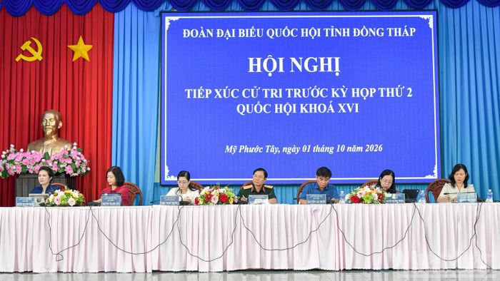 Đoàn đại biểu Quốc hội tỉnh Đồng Tháp tiếp xúc cử tri tại phường Mỹ Phước Tây, tỉnh Đồng Tháp. (Ảnh: CHÍ PHÚC)