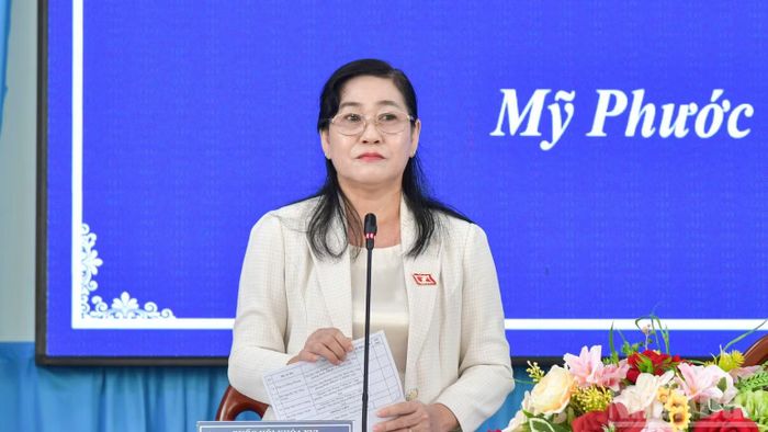 Đồng chí Châu Thị Mỹ Phương trả lời ý kiến của cử tri. (Ảnh: CHí PHÚC)