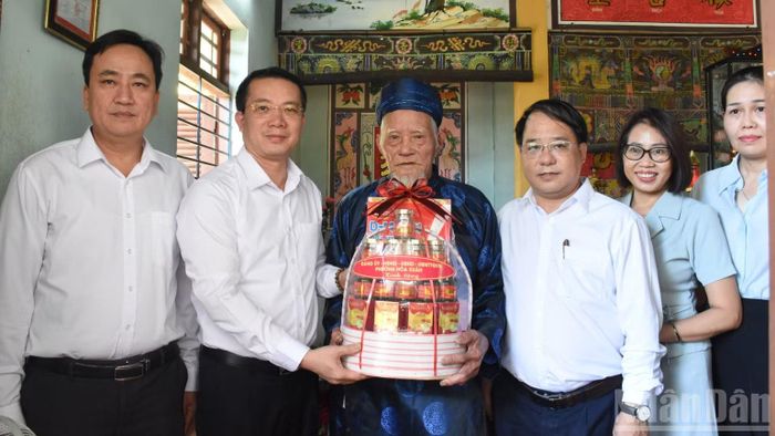 Lãnh đạo phường Hòa Xuân tặng quà cụ Vương Nghiên. (Ảnh: ANH ĐÀO)