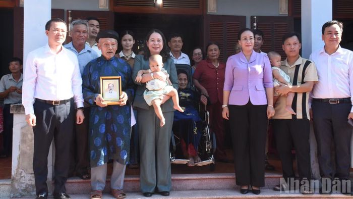 Phó Chủ tịch nước Võ Thị Ánh Xuân và đoàn công tác chụp ảnh lưu niệm với gia đình cụ Đinh Văn Thảo. (Ảnh: ANH ĐÀO)