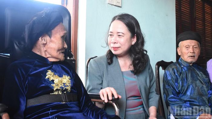 Phó Chủ tịch nước Võ Thị Ánh Xuân thăm hỏi, chúc các cụ sống vui bên gia đình, con cháu. (Ảnh: ANH ĐÀO)