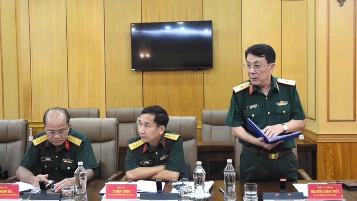  Thiếu tướng Nguyễn Xuân Thủy, Phó cục trưởng Cục Tuyên huấn, Tổng cục Chính trị phát biểu tại hội nghị. (Ảnh: Điện ảnh Quân đội nhân dân) 