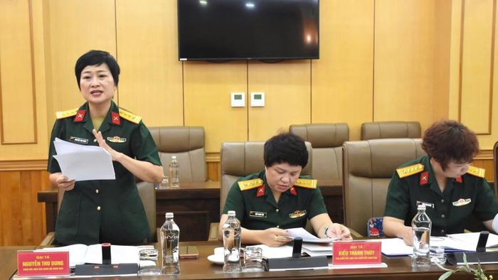 Đại tá Nguyễn Thu Dung (bên trái), Giám đốc Điện ảnh Quân đội nhân dân báo cáo kết quả triển khai công tác chuẩn bị sản xuất "Đất lửa". (Ảnh: Điện ảnh Quân đội nhân dân)