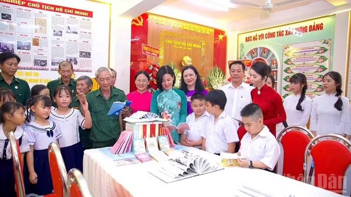 Trưởng ban Tuyên giáo Tỉnh ủy Tây Ninh Nguyễn Thị Xuân Hương khánh thành Không gian văn hóa Hồ Chí Minh của xã Trà Vong. (Ảnh: MINH ANH)