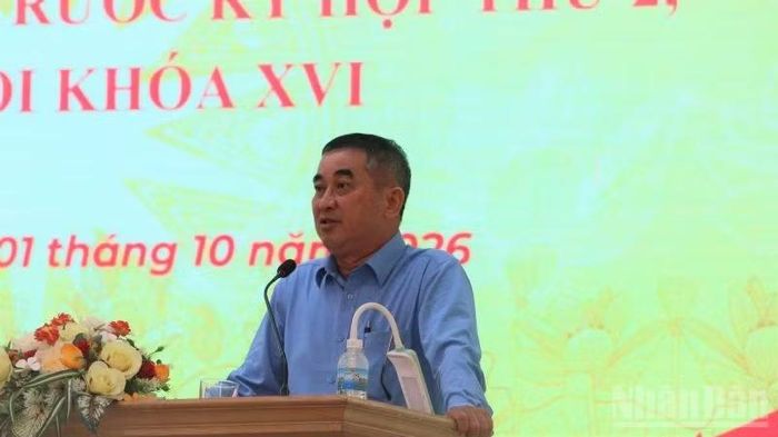 Chủ tịch Ủy ban nhân dân xã Diên Khánh trả lời ý kiến của cử tri. Ảnh (VŨ TÂN)