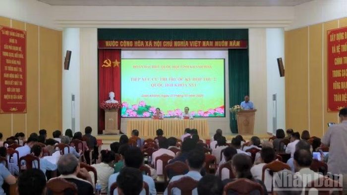 Toàn cảnh buổi tiếp xúc cử tri tại xã Diên Khánh. (Ảnh: VŨ TÂN)