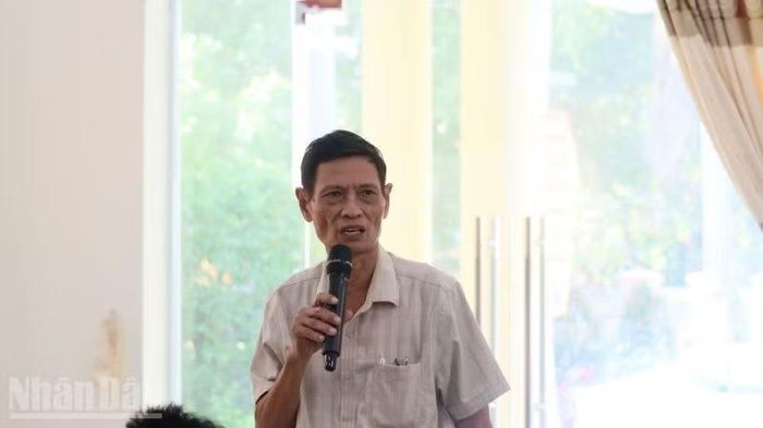 Cử tri Nguyễn Văn Sơn, Tổ dân phố Phan Bội Châu 2, xã Diên Khánh kiến nghị. (Ảnh: VŨ TÂN)